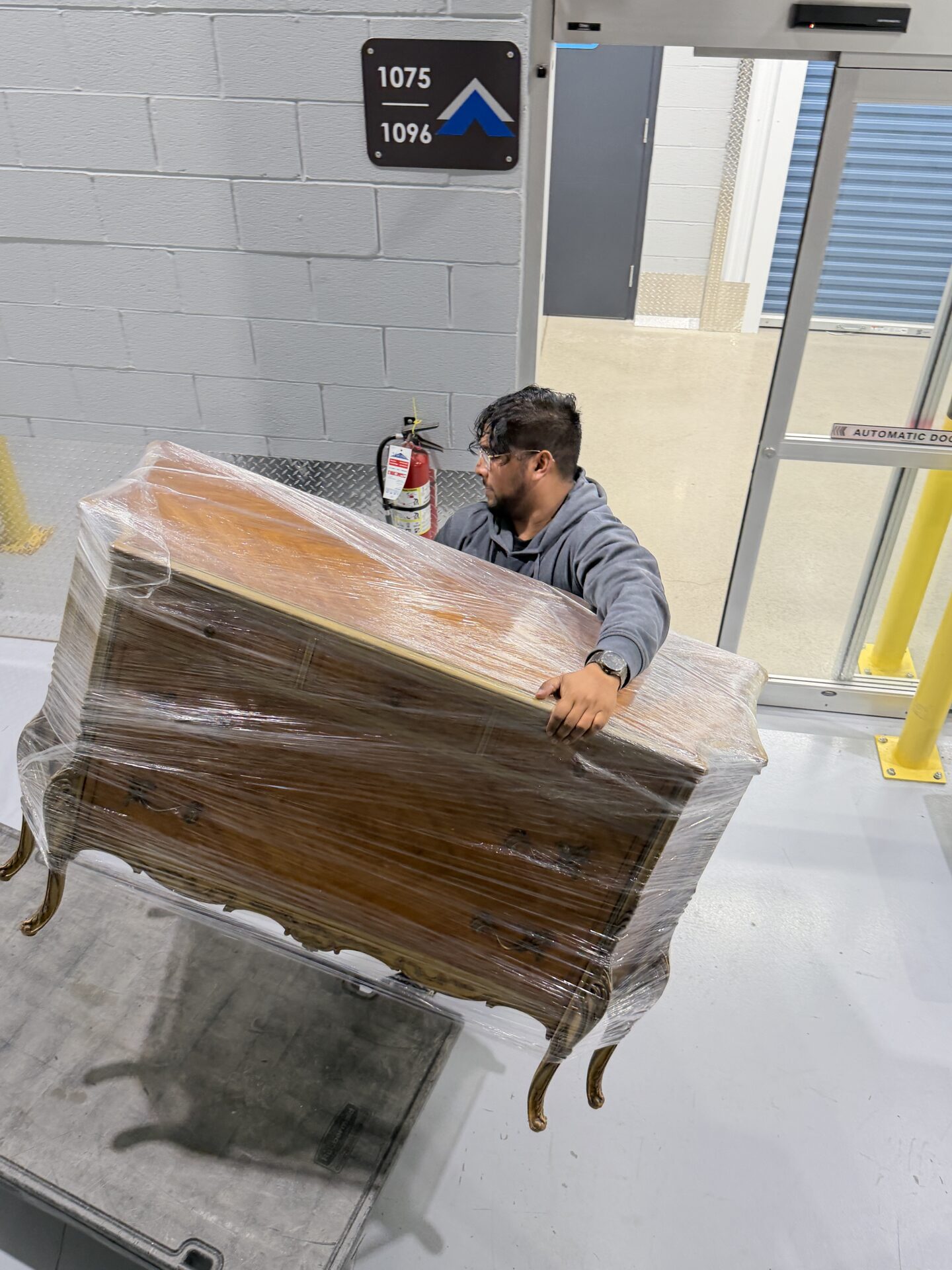 Mover unloading furniture