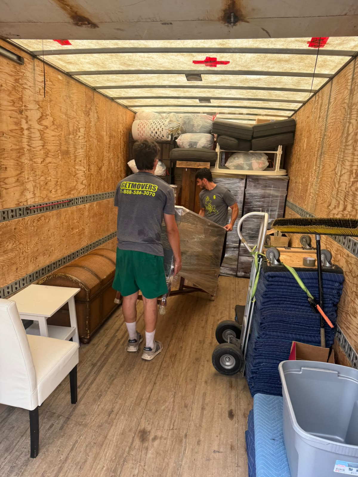 Get Movers Brampton shuttle trucks executing logistics planning to navigate narrow driveways and tight HOA roads in Huttonville safely
