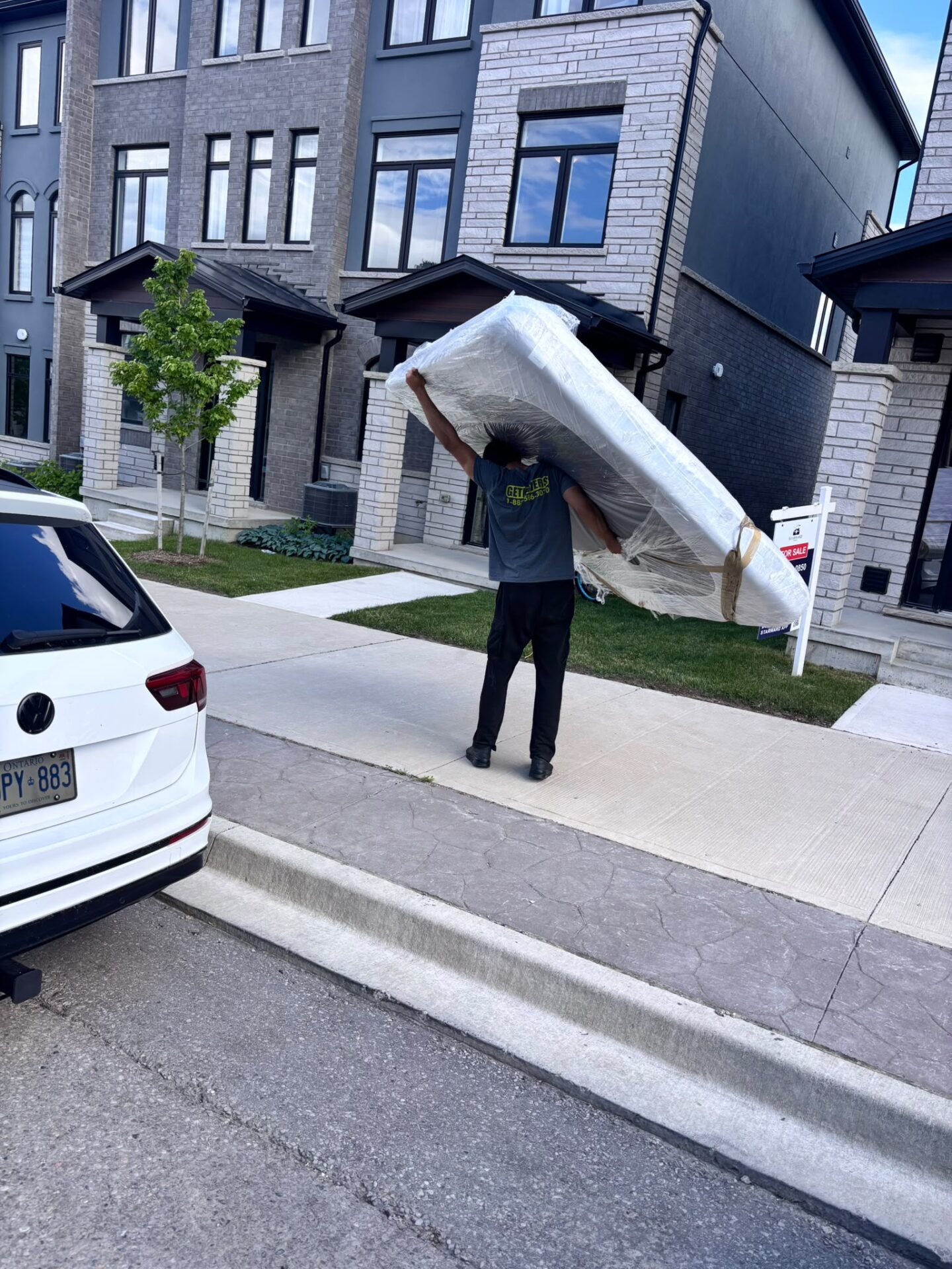 why-choose-ecoway-movers-scott Ecoway Movers uniformed team deploying floor runners and securing property during a zero-stress residential relocation in Scott Milton